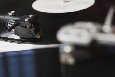 Vinil rekor müzik ile oynarken pikap