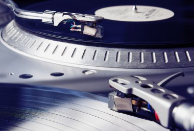 Vinil rekor müzik ile oynarken pikap