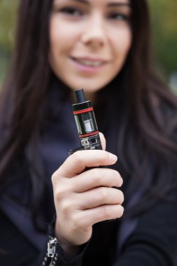 Genç kız vaping e-cig Buharlaştırıcı aygıt