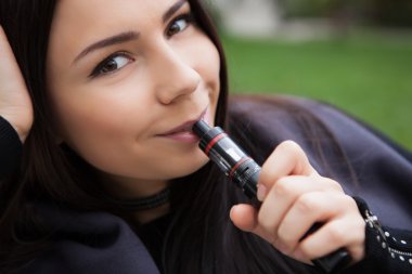 Genç kız vaping e-cig Buharlaştırıcı aygıt