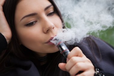 Genç kız vaping e-cig Buharlaştırıcı aygıt