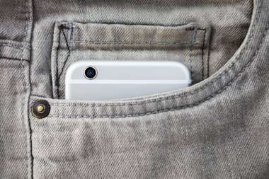 Kot pantolon cebinde modern smartphone