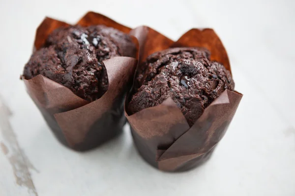 Deux délicieux muffins au chocolat sur table en bois — Photo