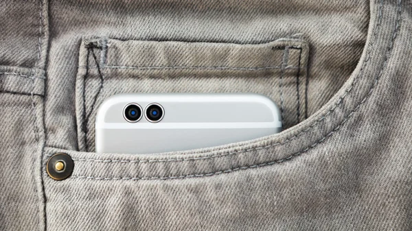 Kot pantolon cebinde modern çift kamera akıllı telefon — Stok fotoğraf