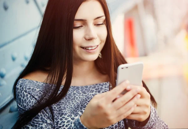 White girl using modern dual camera smart phone — Stock Photo, Image