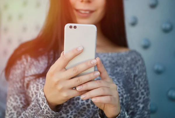 Chica tomando fotos con la cámara dual moderna teléfono inteligente —  Fotos de Stock