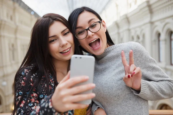 Chica tomando selfie en el teléfono móvil inteligente con cámara dual — Foto de Stock