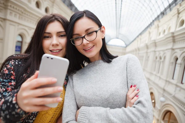 Chica tomando selfie en el teléfono móvil inteligente con cámara dual — Foto de Stock