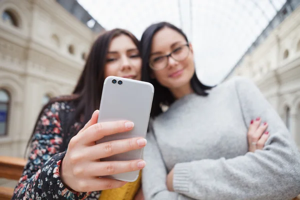 Chica tomando selfie en el teléfono móvil inteligente con cámara dual — Foto de Stock