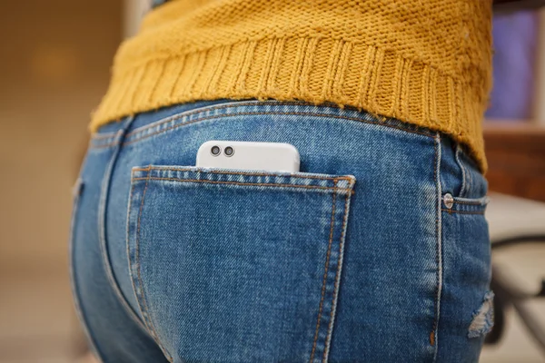 Kot cebinde çift lenskameralı telefon — Stok fotoğraf
