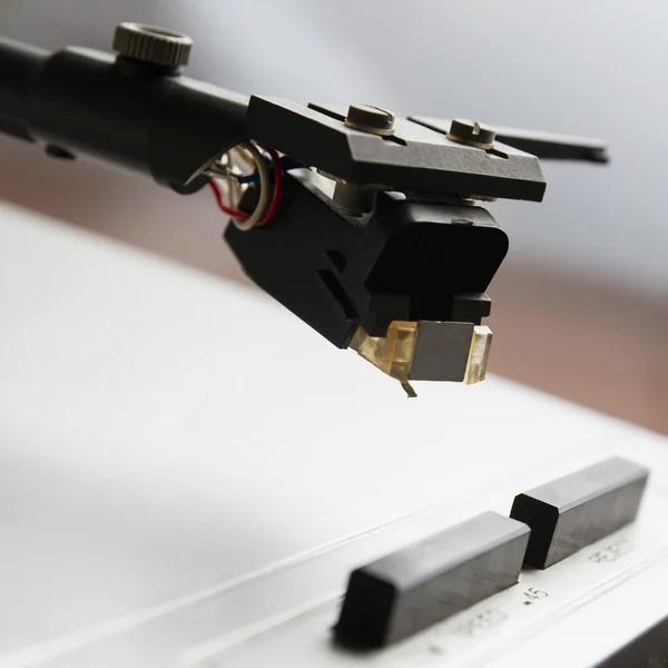 Turntable tocando vinil com música — Fotografia de Stock