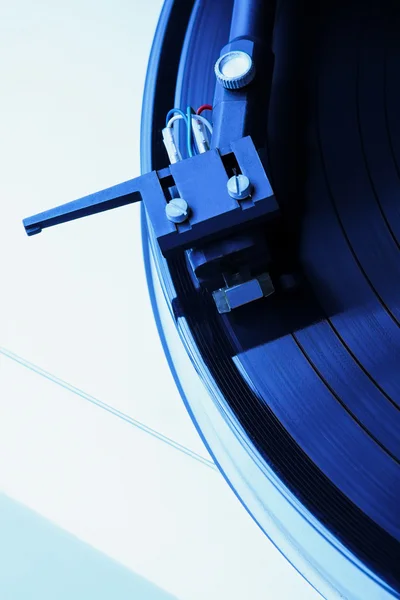 Gramofon hraje vinyl záznam s hudbou — Stock fotografie
