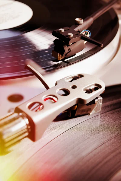 Gramofon hraje vinyl záznam s hudbou — Stock fotografie