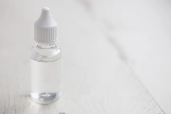 E-cig verdampft Glycerin Flüssigkeit in transparenter Flasche — Stockfoto