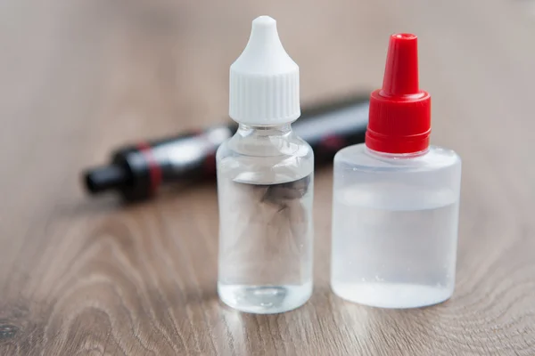 E-cig verdampft Glycerin Flüssigkeit in transparenter Flasche — Stockfoto