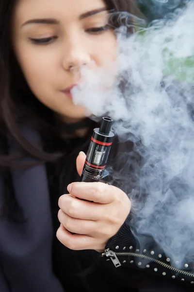 Chica joven vapeo dispositivo vaporizador e-cig — Foto de Stock