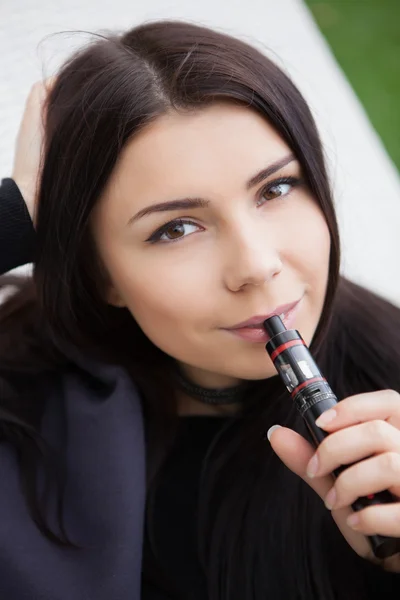 Young girl vaping e-cig vaporizer device — Stock Photo, Image