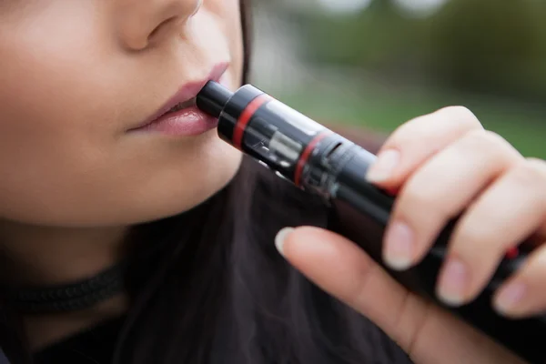 Chica joven vapeo dispositivo vaporizador e-cig —  Fotos de Stock