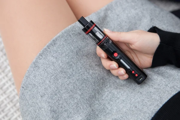 Vaping device e-cig in female hands — Stock Photo, Image