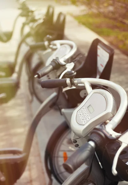 Leihfahrrad-Abholstation in der Stadtstraße — Stockfoto