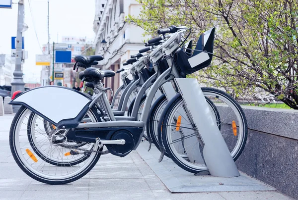 Hyra cykel plocka upp station i staden gatan — Stockfoto