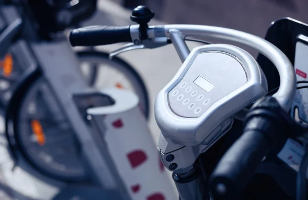 Leihfahrrad-Abholstation in der Stadtstraße — Stockfoto