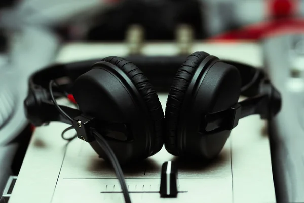 Auriculares en controlador de mezcla de sonido — Foto de Stock