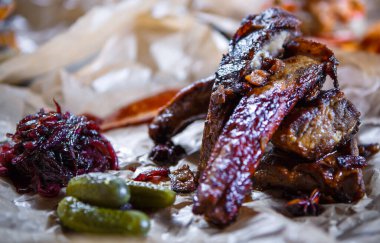 Dekoratif kahverengi kağıtta servis edilen ızgara domuz pirzolası sebzesiz ızgara biftek pirzolası. Restoran menüsünde kızarmış et. Yağlı ve sağlıksız yiyecek.