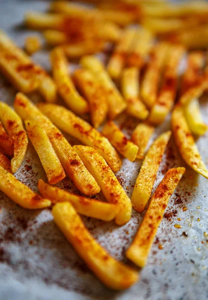 Goldene Pommes Frites Gebacken Auf Pergamentpapier Ofen Hause Köstliche Kartoffelchips — Stockfoto