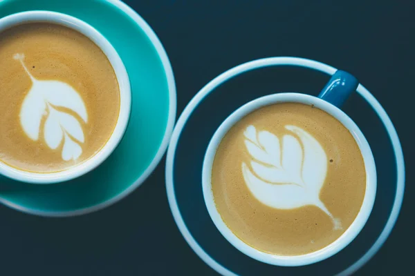 Cappuccino Napoje Płaskiej Układance Dwie Filiżanki Orzeźwiającym Napojem Latte Macchiato — Zdjęcie stockowe
