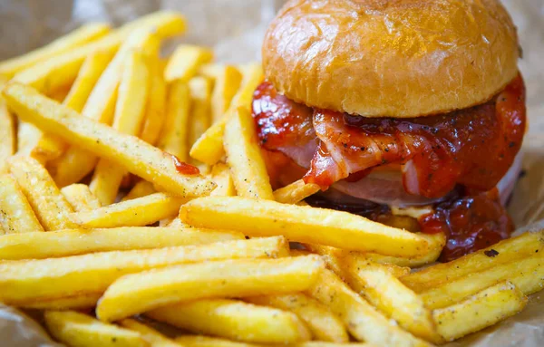 Deliciosa Hamburguesa Con Salsa Tomate Ketchup Servido Plato Con Papas — Foto de Stock