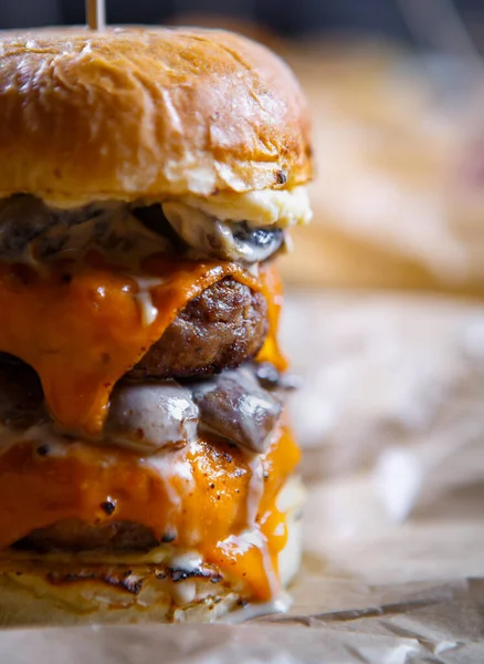 Deliciosa Hamburguesa Doble Grasa Grande Comida Rápida Americana Menú Restaurante — Foto de Stock