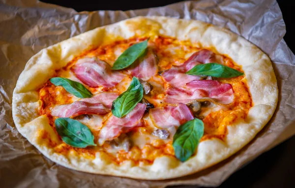 Pizza Italiana Restaurante Fast Food Servido Papel Marrom Close Sobre — Fotografia de Stock