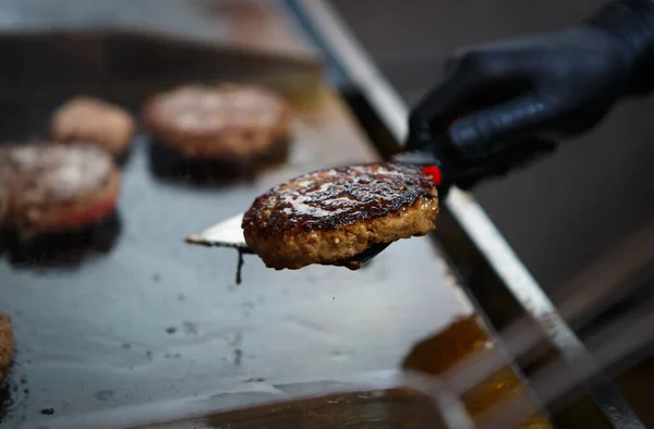 牛の肉パテは 夕食のためのファーストフードレストランのキッチンで鍋に揚げます — ストック写真