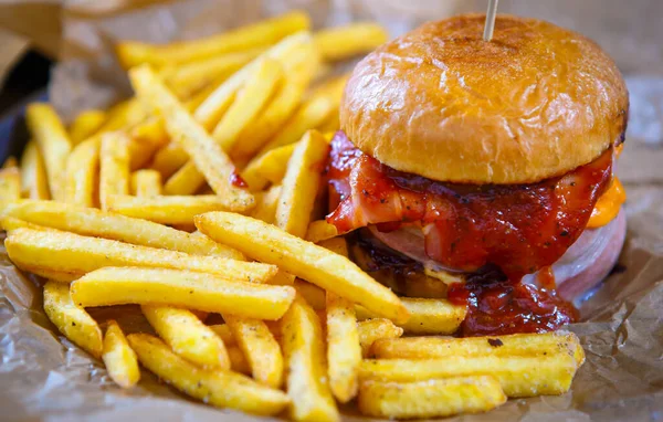 Lahodný Hamburger Rajčatovou Kečupovou Omáčkou Podávaný Talíři Zlatými Hranolky Fast — Stock fotografie