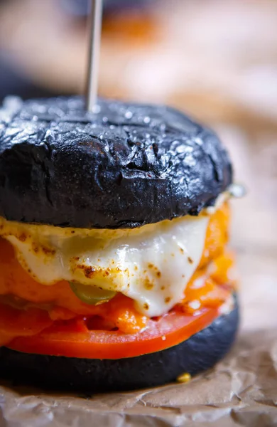 Hamburguesa Negra Grande Con Chuleta Res Salsa Queso Ensalada Lechuga — Foto de Stock