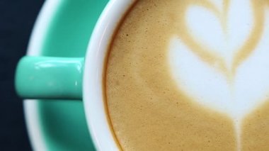 Taze cappuccino kahve, İtalyan kafeteryasının yukarısından çekildi. Kafeinli sıcak içecek, restoranda kahvaltı için hazırlanan süt. Yukardan çekilen sütlü köpüklü sütle yapılan Latte sanat çizimi.