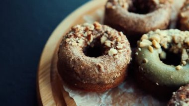 Kahvaltı için taze donutlar. Öğle yemeği için tatlı yiyecekler. Kahve molası için hazırlanmış İtalyan kafesinde sunulan badem fıstıklı lezzetli donutlar.