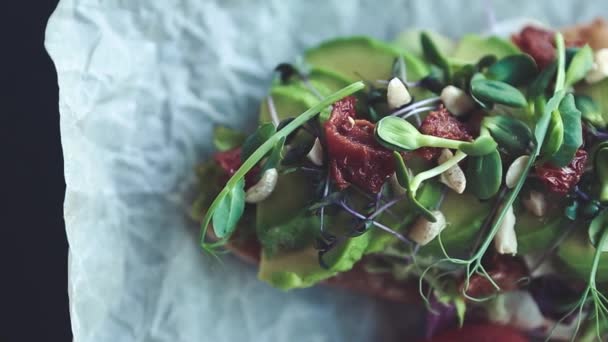 Avokado Toast Med Torra Tomater Filmade Ovanifrån Zooma Videoklipp Med — Stockvideo