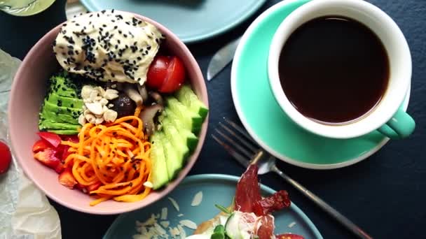 Hälsosam Middag Sittande Bord Café Filmad Direkt Från Ovan — Stockvideo