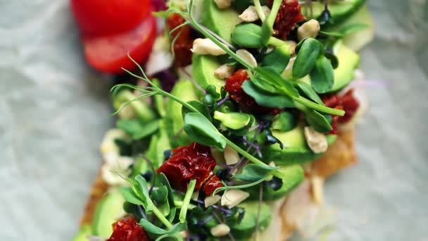 Tostadas Aguacate Con Tomates Secos Filmados Desde Arriba Ampliación Videoclip — Vídeos de Stock