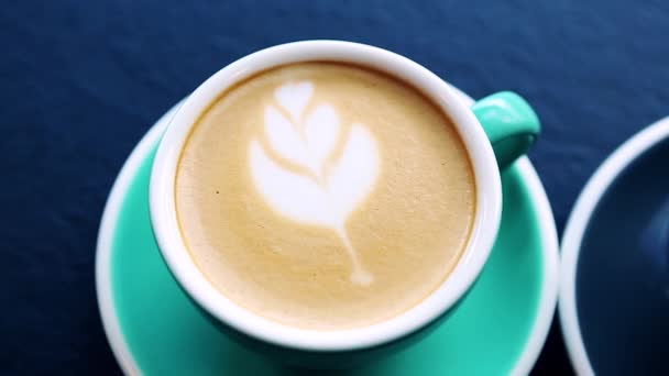 Twee Keramische Kopjes Met Cappuccino Koffie Gebrouwen Voor Het Ontbijt — Stockvideo