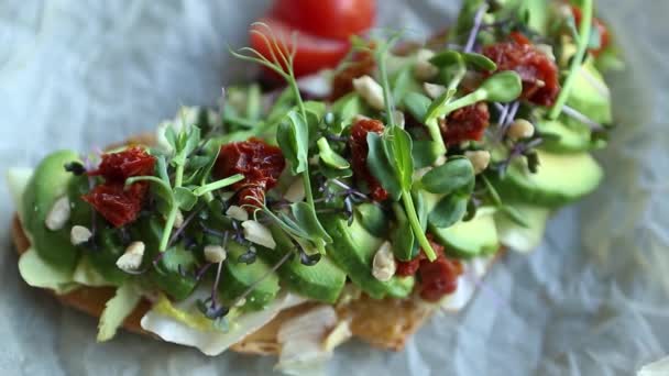 Tostadas Aguacate Con Tomates Secos Filmados Desde Arriba Ampliación Videoclip — Vídeos de Stock