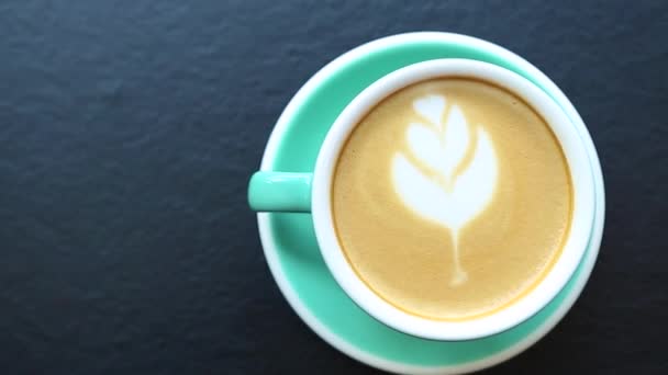 Čerstvá Káva Cappuccino Natočená Shora Stole Italské Kavárně Teplý Nápoj — Stock video