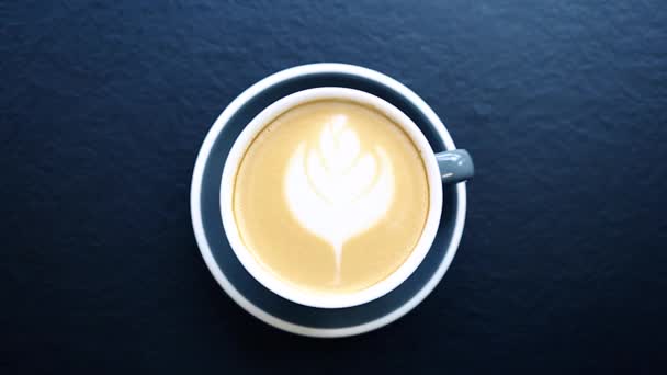 意大利咖啡桌上的新鲜卡布奇诺咖啡 咖啡加咖啡因的热饮料 在餐馆为早餐酿制的牛奶 乳白色泡沫上的拿铁艺术 头顶镜头 — 图库视频影像