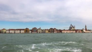 Bahar mevsiminde çekilmiş güzel Venedik gölünün panoramik video klibi. İtalya 'nın Venedik şehrinde popüler bir seyahat merkezi. Antik Venezia, İtalya
