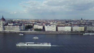 Budapeşte 'nin turistik merkezinde yer alan Macar Parlamentosu binasının insansız hava aracı videosu. İlkbaharda Tuna nehrinde seyreden turist gemileri, yukarıdan uçan video kamerayla filme alındı.