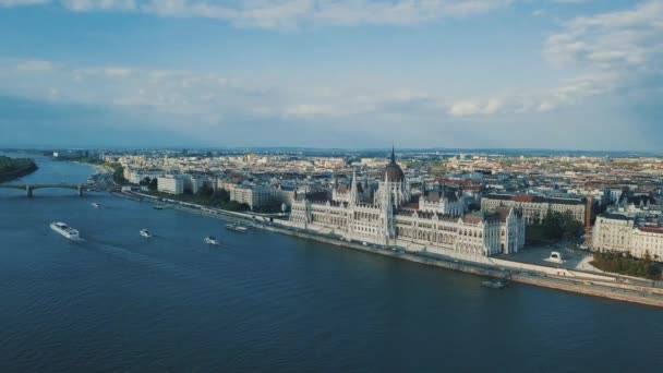 Drohnenvideo Des Ungarischen Parlamentsgebäudes Touristischen Zentrum Von Budapest Touristenschiffe Auf — Stockvideo