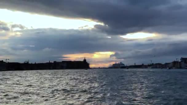 Sol Brilha Após Tempestade Bela Lagoa Veneziana Filmada Estação Primavera — Vídeo de Stock