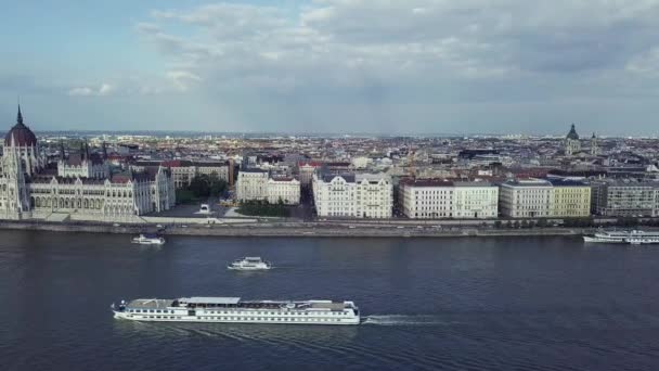 Drohnenvideo Des Ungarischen Parlamentsgebäudes Touristischen Zentrum Von Budapest Touristenschiffe Auf — Stockvideo